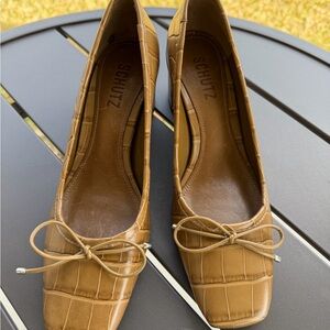 SCHUTZ Tan Croc-Patterned Heels with Bow